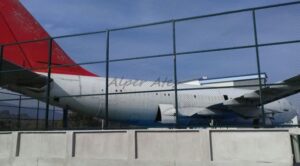 Okul Bahçesinde Dev Kargo Uçağı