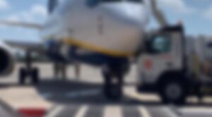 Yolcu Uçağı Yakıt Tankerlerine Çarptı