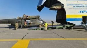 Dev Kargo Uçağı ingiliz Askeri Helikopterlerini Taşıdı