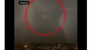 Video – İstanbul’da Korkunç Bulut. İnsan Yüzü Belirdi.