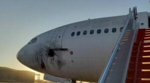 Uçağa Roket İsabet Etti