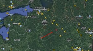 Flightradar24 sitesinde Kırmızı Uçak