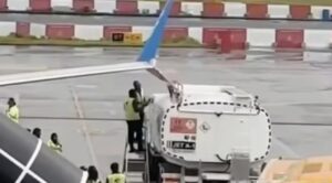 Yolcu Uçağına Yakıt Kamyonu Çarptı