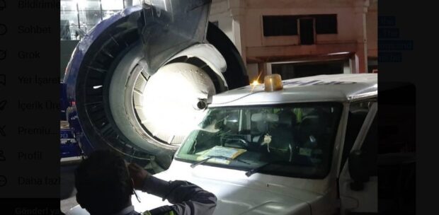 Hindistan’da Yer Aracı İle Uçak Çarpıştı