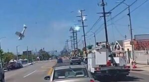 Video – Küçük Uçak Elektrik Hattına Çarptı Ve Düştü