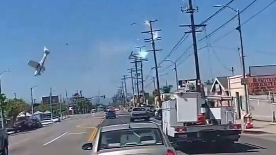 Video – Küçük Uçak Elektrik Hattına Çarptı Ve Düştü